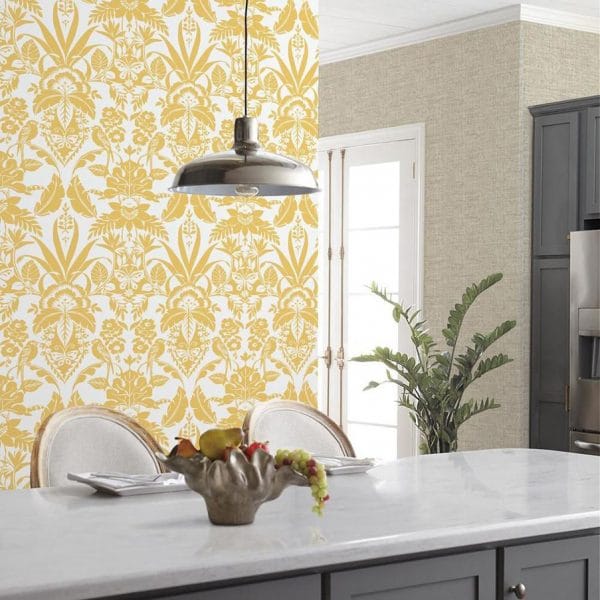 Papel pintado estilo damasco en color amarillo sobre fondo blanco Botanical Damask CY1587