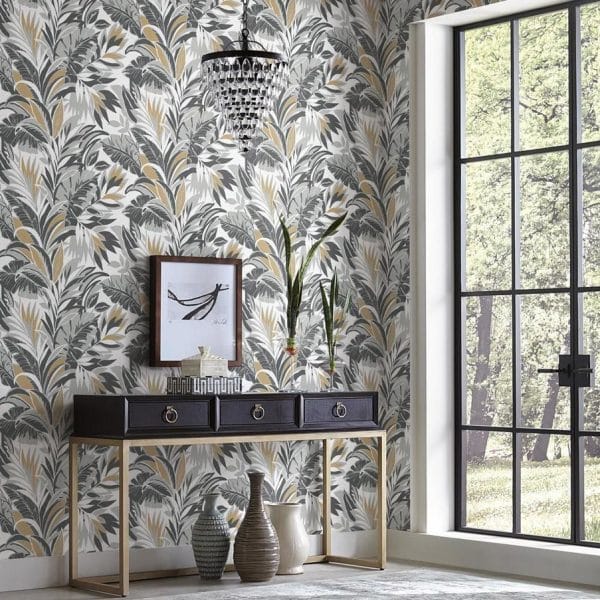 Papel pintado estilo tropical en gris, negro y dorado sobre fondo blanco Palm Silhouette CY1567