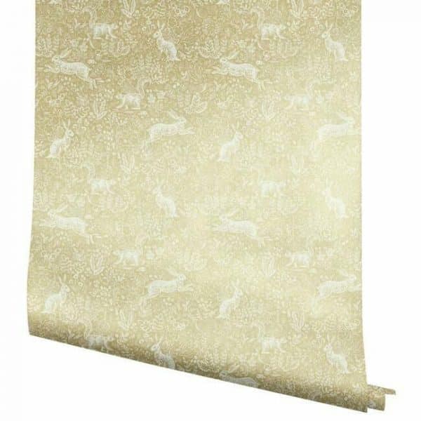 Papel pintado estilo animales en blanco sobre fondo dorado metálico Fable RI5103