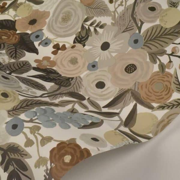 Papel pintado de estilo estampado floral en colores marrones y beige sobre fondo blanco Garden Party RI5121