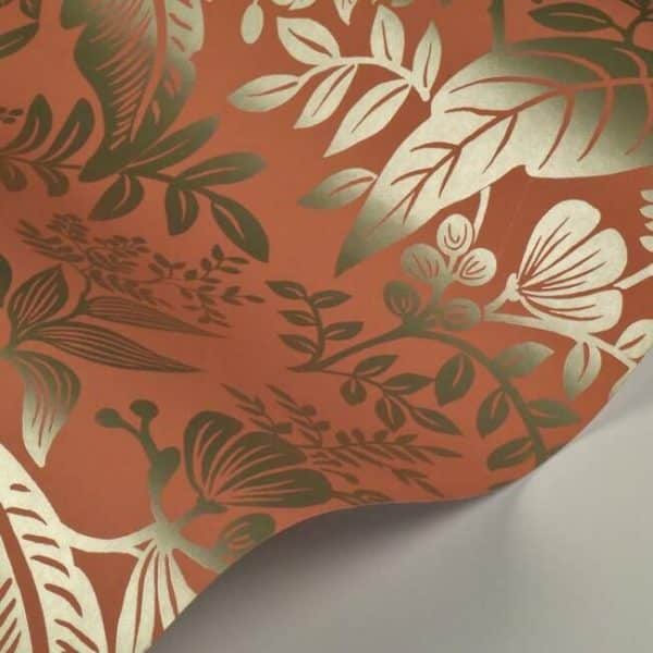 Papel pintado estilo hojas en color dorado metálico sobre fondo naranja Canopy RI5135