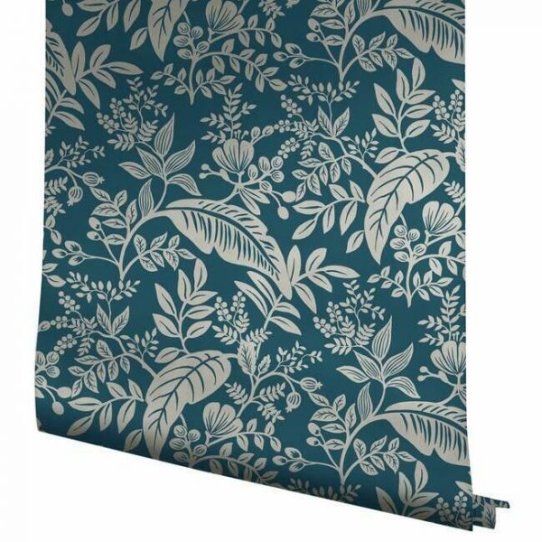 Papel pintado estilo hojas en color plata metálico sobre fondo azul oscuro Canopy RI5137