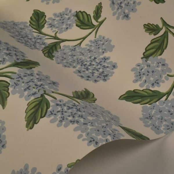 Papel pintado estilo flores en azul sobre fondo blanco Hydrangea RI5143