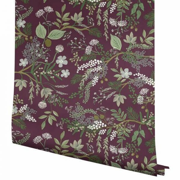 Papel pintado estilo estampado floral multicolor con hojas verdes sobre fondo granate Juniper Forest RI5164