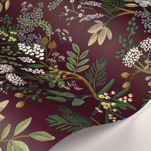 Papel pintado estilo estampado floral multicolor con hojas verdes sobre fondo granate Juniper Forest RI5164