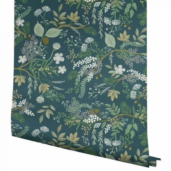 Papel pintado estilo estampado floral en tonos verdes sobre fondo verde Juniper Forest RI5165