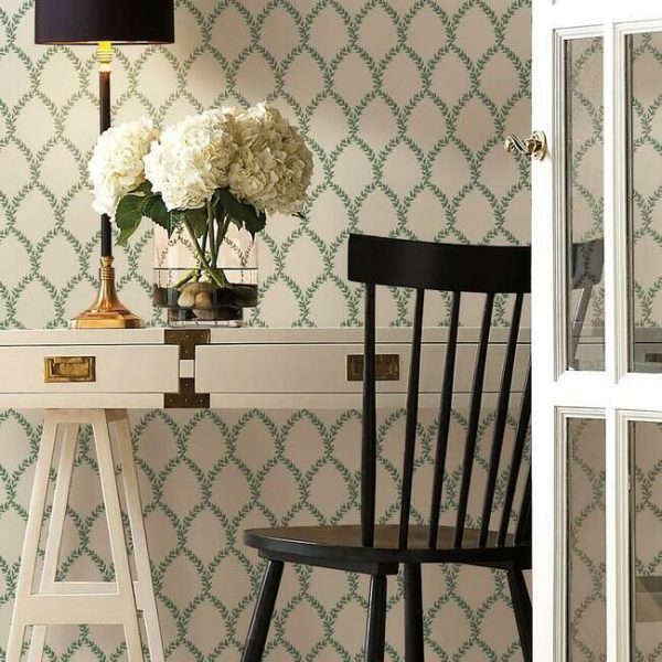 Papel pintado estilo trellis hojas verdes sobre fondo blanco Laurel RI5178