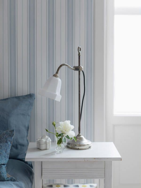 Papel pintado de estilo rayas en color azul claro sobre fondo blanco Hamnskär Stripe 8875