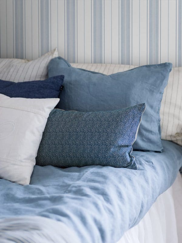 Papel pintado de estilo rayas en color azul claro sobre fondo blanco Hamnskär Stripe 8875