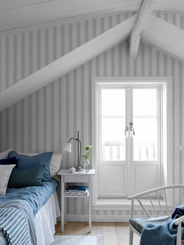 Papel pintado de estilo rayas en color gris sobre fondo blanco Hamnskär Stripe 8876