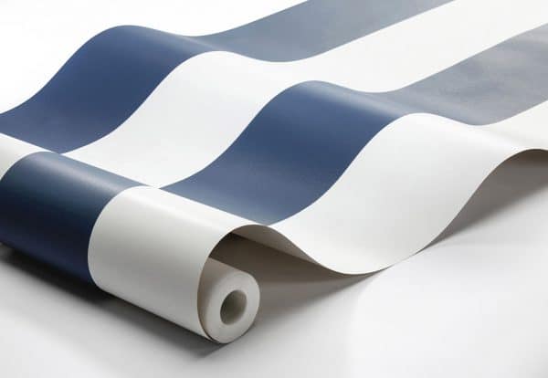 Papel pintado de estilo rayas en color blanco y azul Orust Stripe 8878