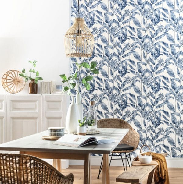 Papel pintado de hojas en azul sobre fondo blanco Delicate 102636225