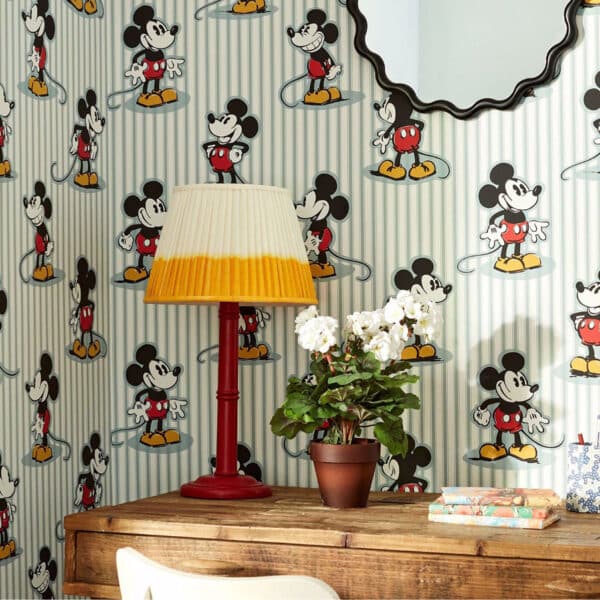 Papel pintado de Mickey Mouse en color marrón Mickey Stripe DDIW217272